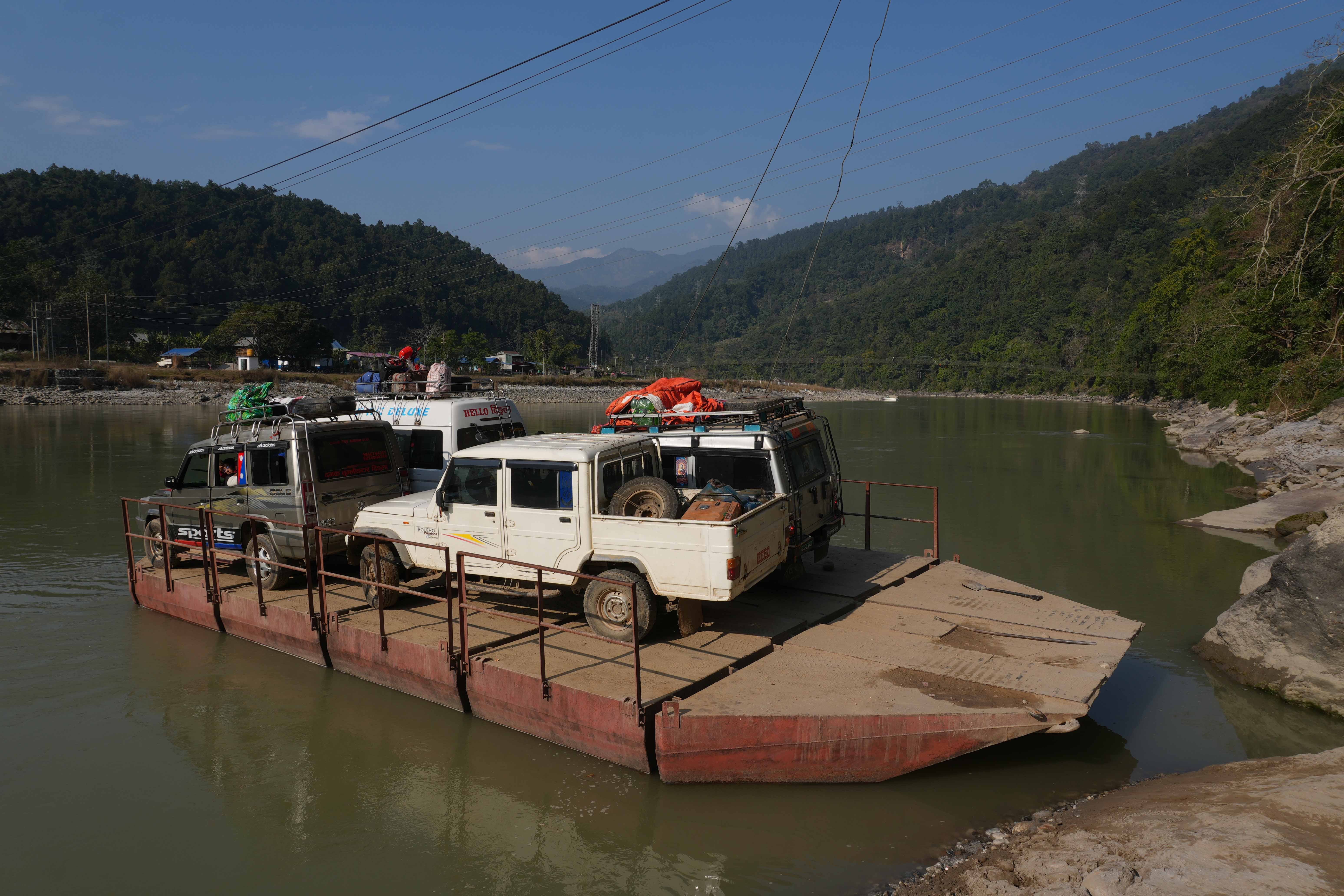 भोजपुर–संखुवासभा जोड्‌ने अरुण नदीमा पक्की पुल नहुँदा नागरिक हैरान, फेरीको सहारामा दैनिकी (तस्वीरसहित)