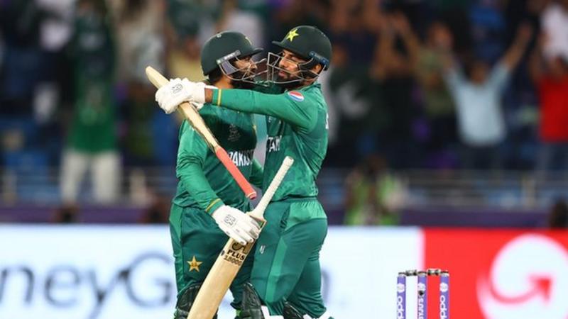 टी-२० विश्वकप : लगातार तेस्रो जित निकाल्दै पाकिस्तान सेमिफाइनल नजिक