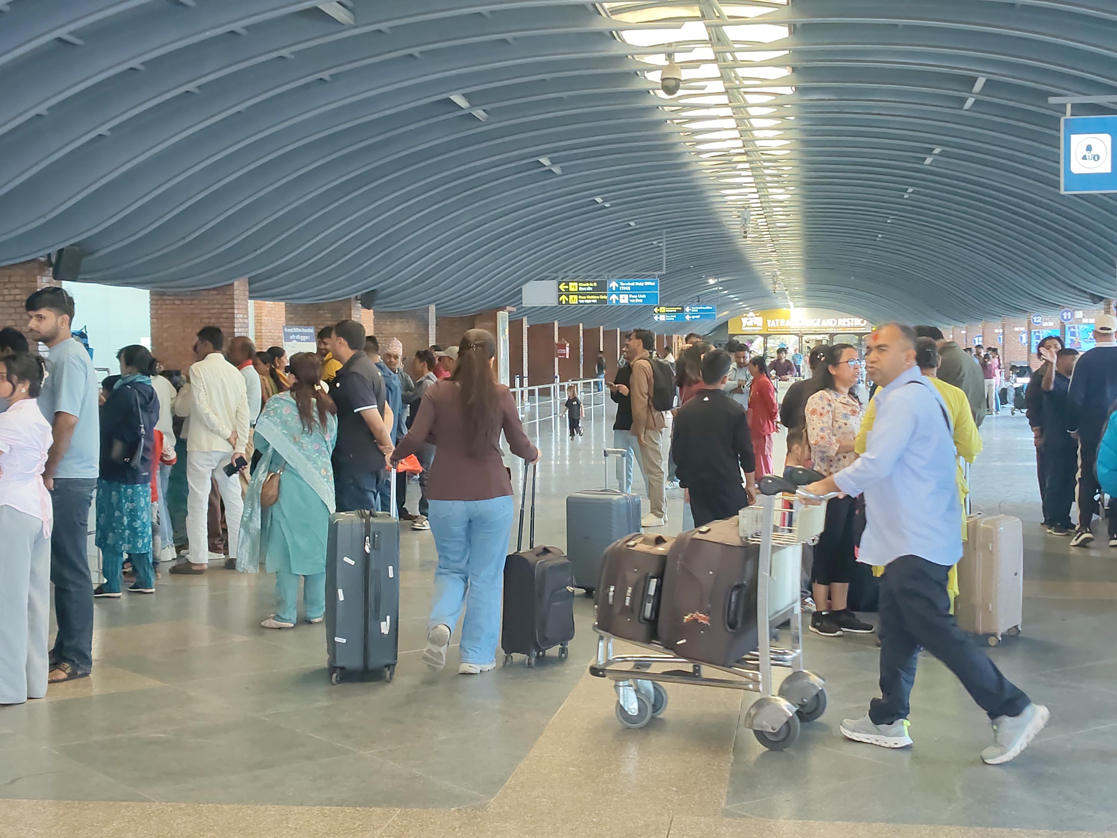 दसैँको दोस्रो दिन पनि रोकिएन विदेशिने युवाको लर्को, रित्तिँदै गाउँघर