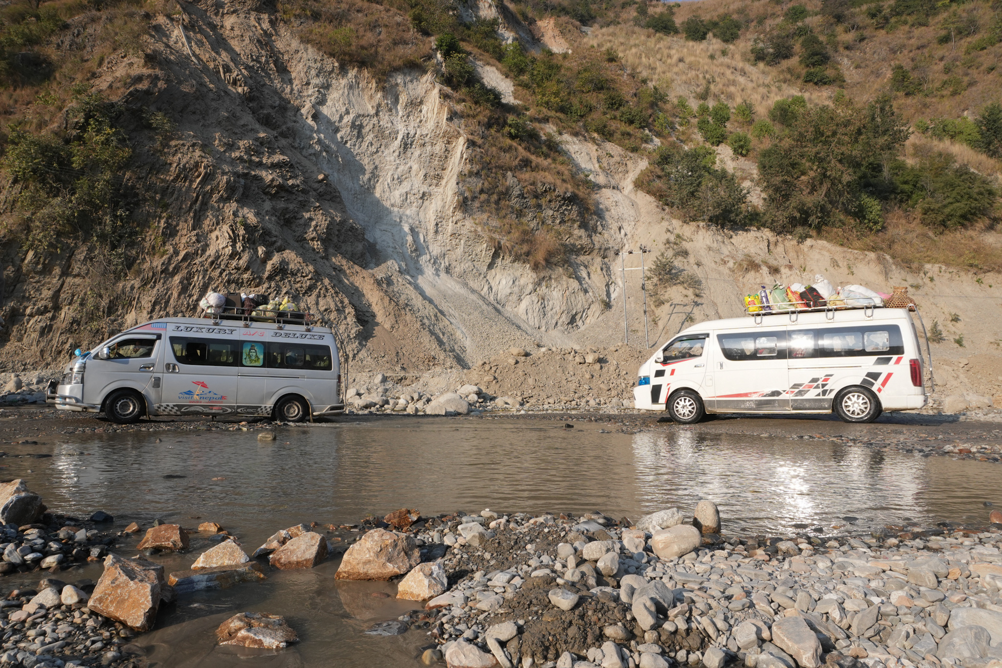 बीपी राजमार्गमा आवागमन बन्द, सवारी साधन होल्ड