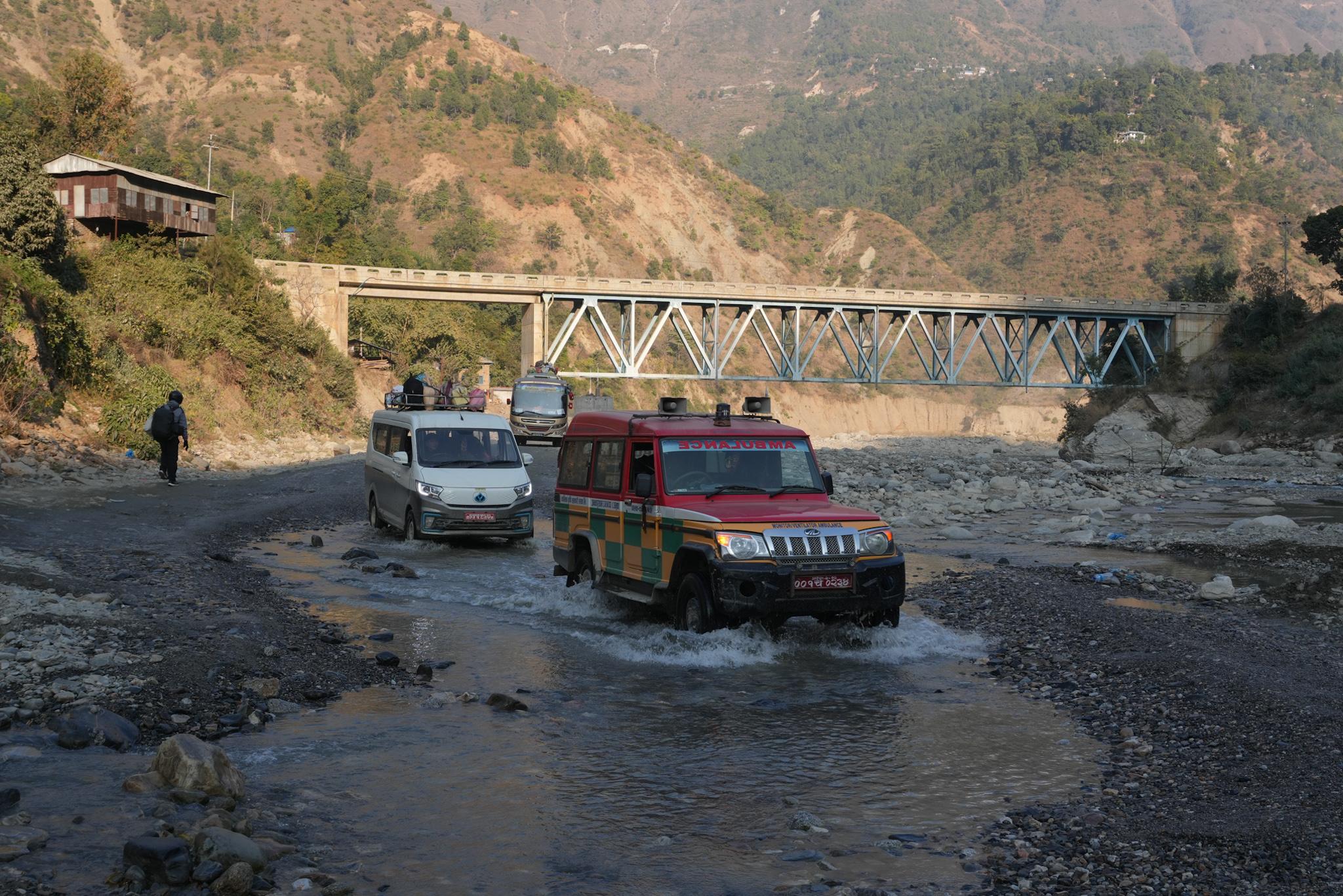 बीपी राजमार्ग : खोलामै अस्थायी सडक बनाएर सवारी आवतजावत (तस्वीरसहित)