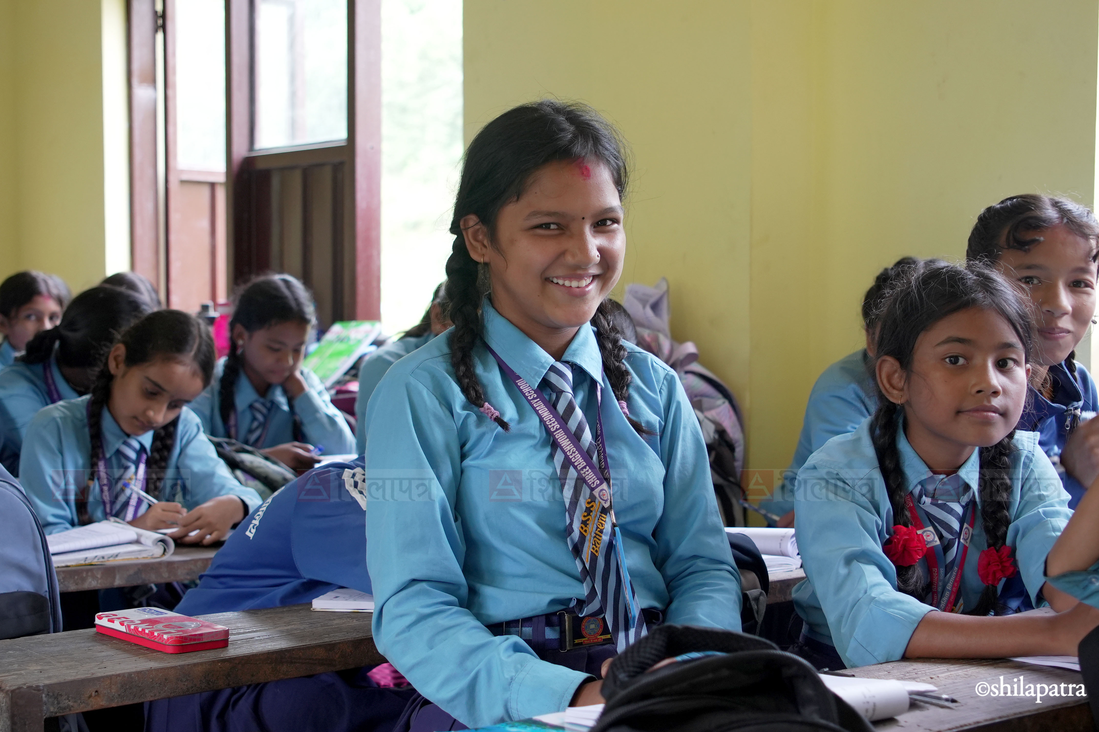त्रिशूलीमा बाढी आएपछि कक्षाकोठामै झोला छोडेर भागेका विद्यार्थी विद्यालय फर्किए (तस्वीरहरू)