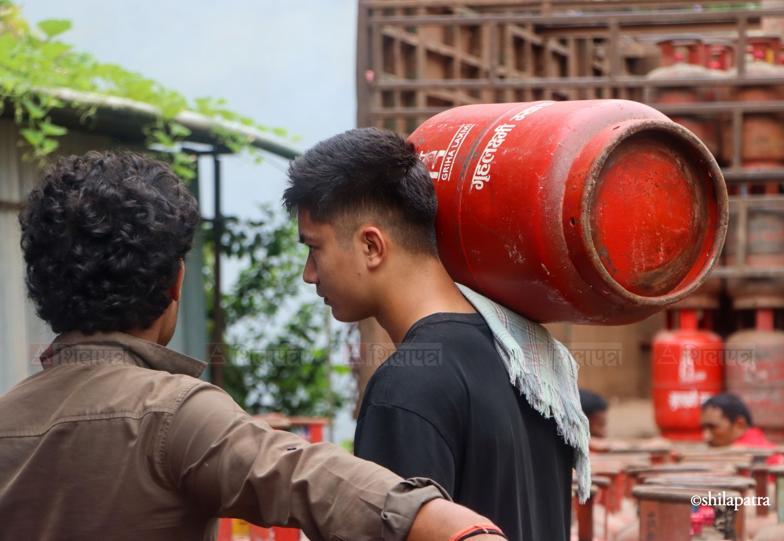 बागलुङमा ग्यासको लाइन, एकअर्कासँग आजित उपभोक्ता र बिक्रेता (तस्वीरहरू)