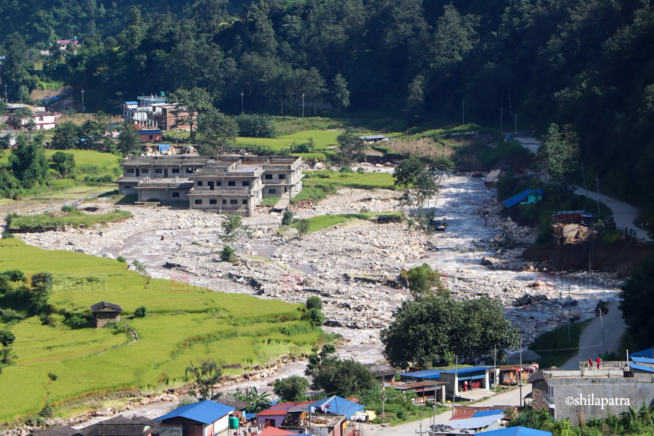 तस्वीरमा हेर्नुहाेस् निसीखोलाकाे बाढीबाट क्षतिग्रस्त कानाबगर बजार