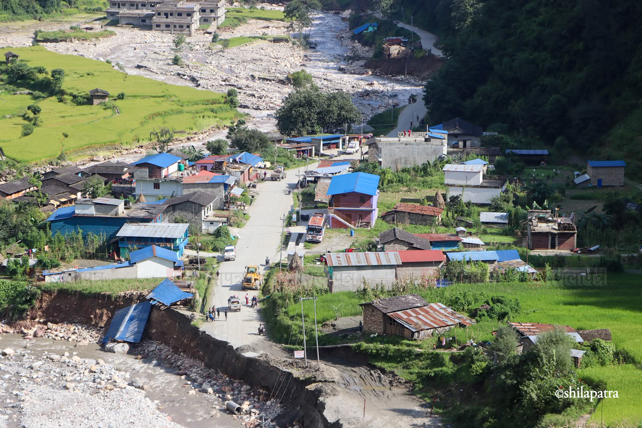 बाढीले पुलमा क्षति पुर्‍याएपछि यातायात ठप्प, पर्यटन र व्यापारमा असर