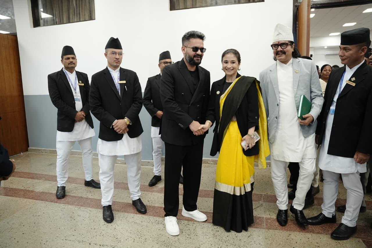प्रधानमन्त्री बालेनले लगाएको सेतो जुत्ता गोल्डस्टारको, संसद भवनमा खुलाए राज