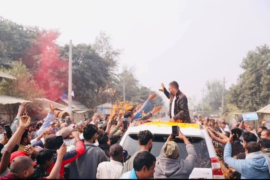 बालेनले गजेन्द्रबाबुको सालिकमा ‘माला फ्याँकेर चढाएको’ भन्दै विराेध