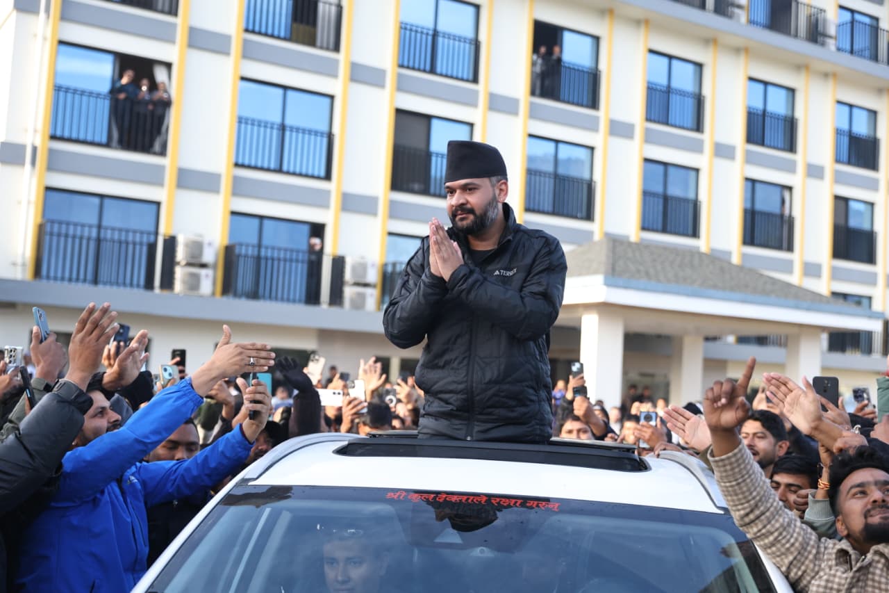 काठमाडौं फर्किन ‘हतार छ’ भन्दै जुम्लाको कार्यक्रम स्थगित गरेका बालेनको सुर्खेतमा र्‍याली (तस्वीरहरू)