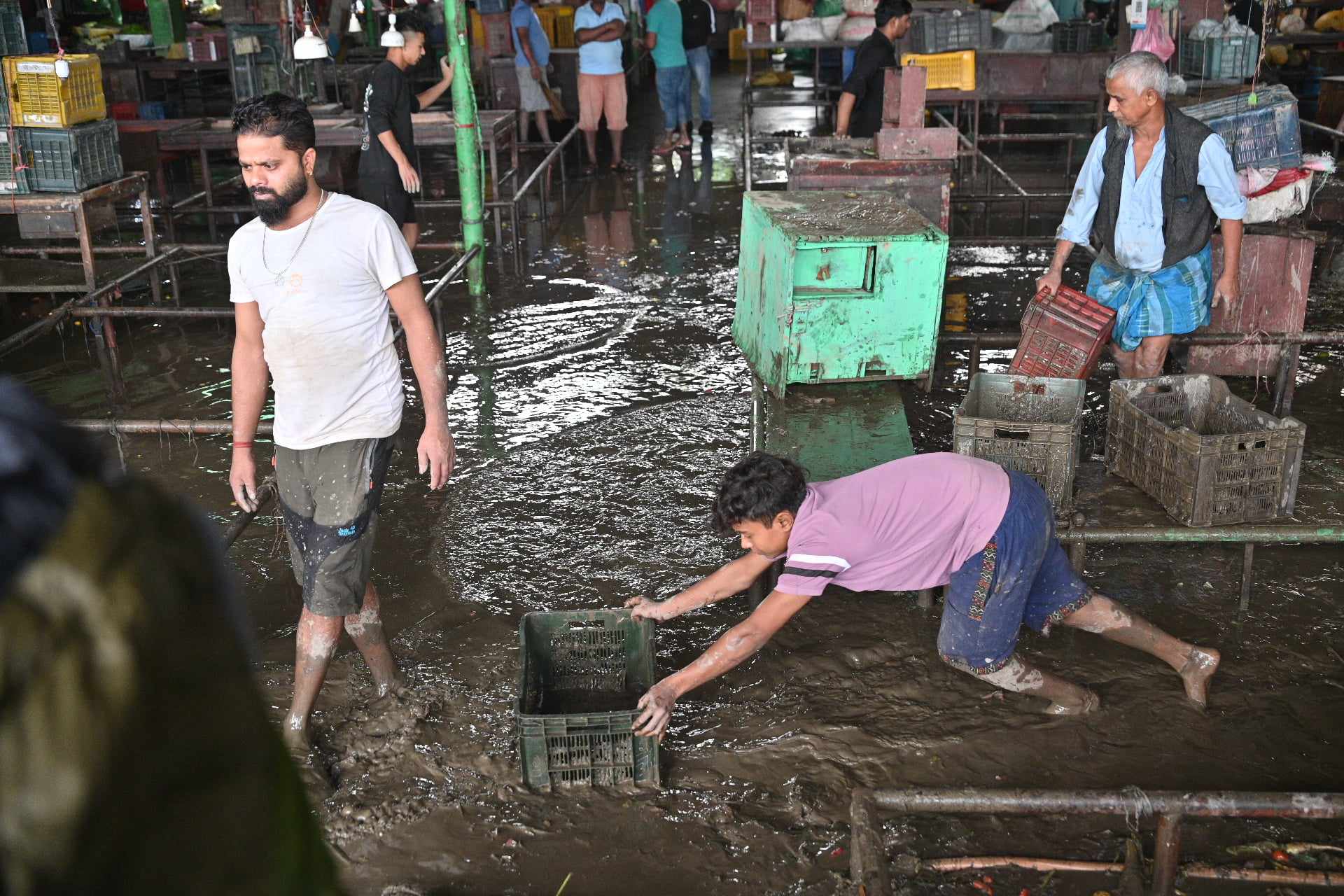 बाढीले बेहाल बनेकाे बल्खु तरकारी बजार (तस्वीरहरू)