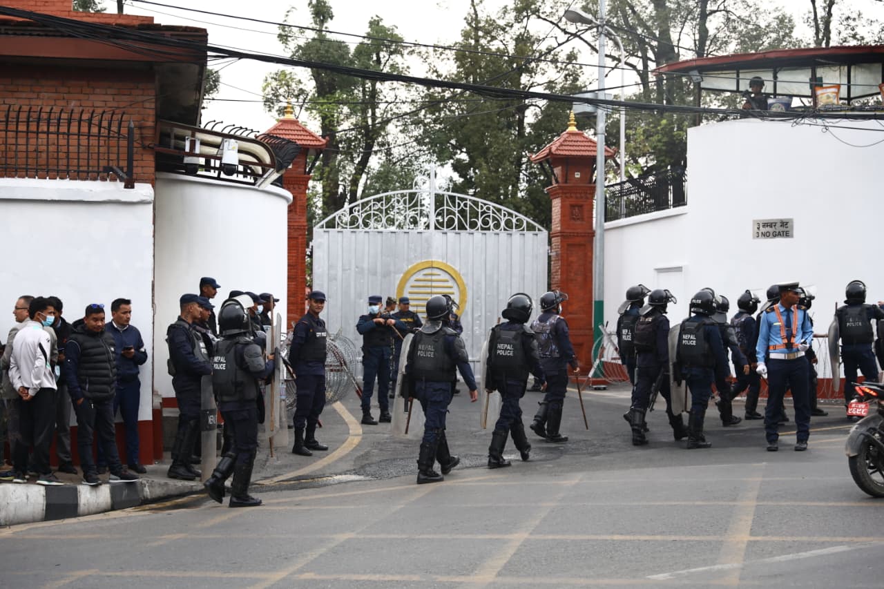 त्रिपक्षीय बैठकमा सहभागी हुन नपाउने जेन–जी धर्नामा, बालुवाटारमा सुरक्षा बढाइयो (तस्वीरहरू)