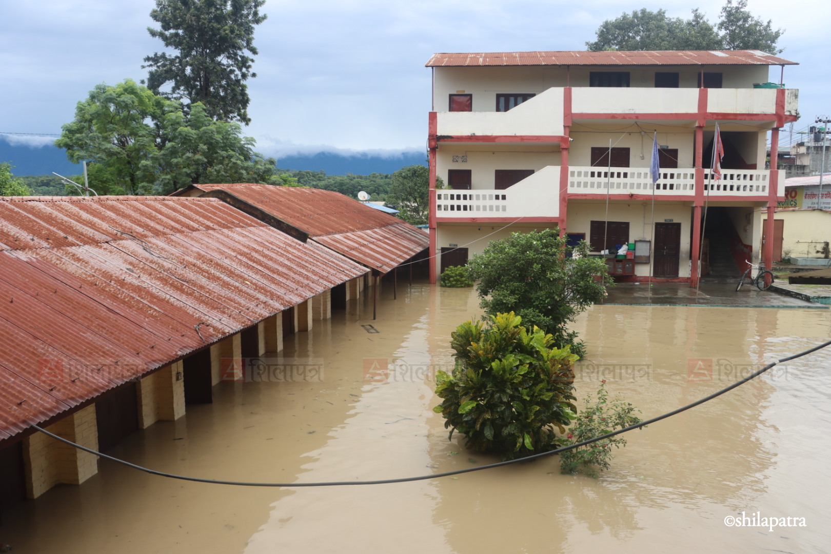 नारायणीको बाढी भरतपुरको बस्तीमा पस्यो (तस्वीरहरू)