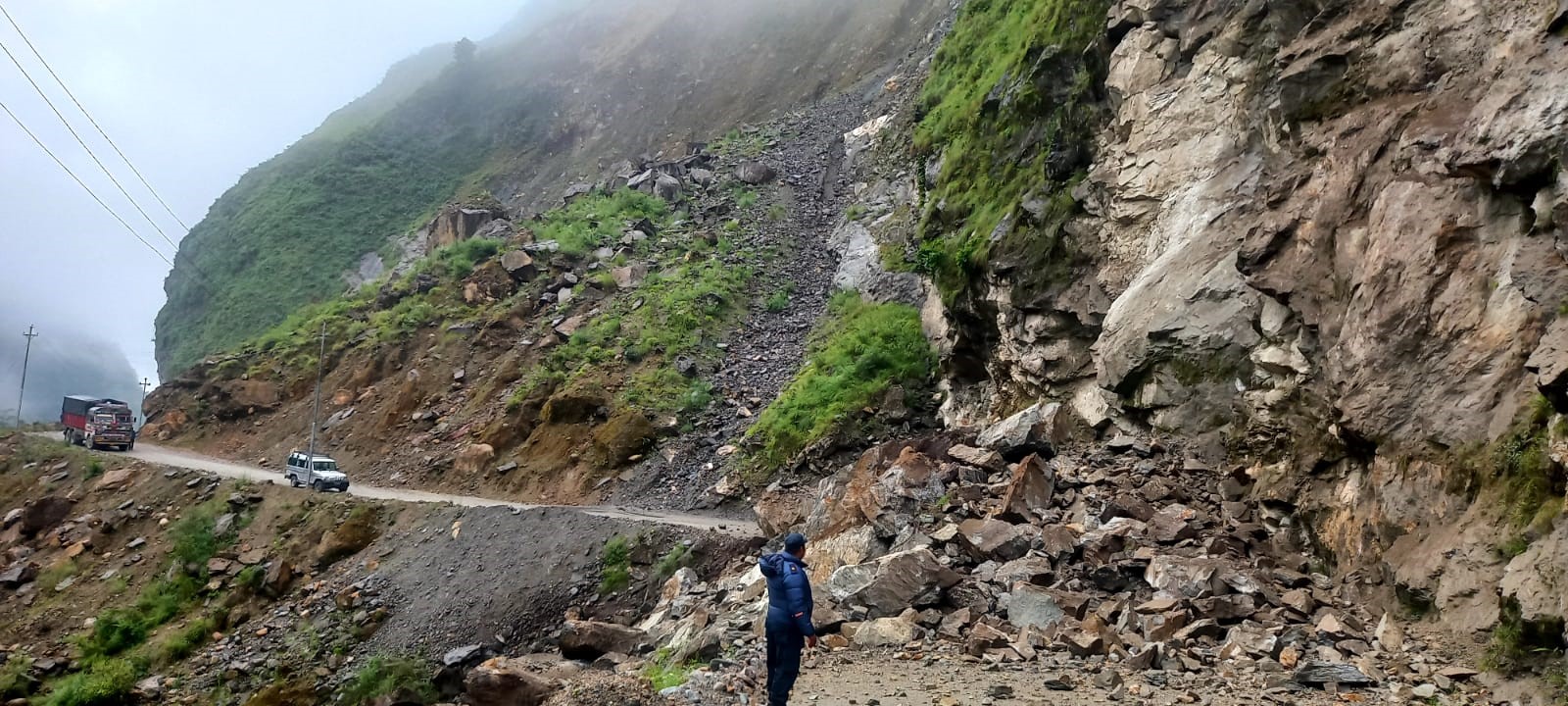 घोप्टेभिरमा सुक्खा पहिरो जाँदा बेनी–जोमसोम सडक अवरुद्ध