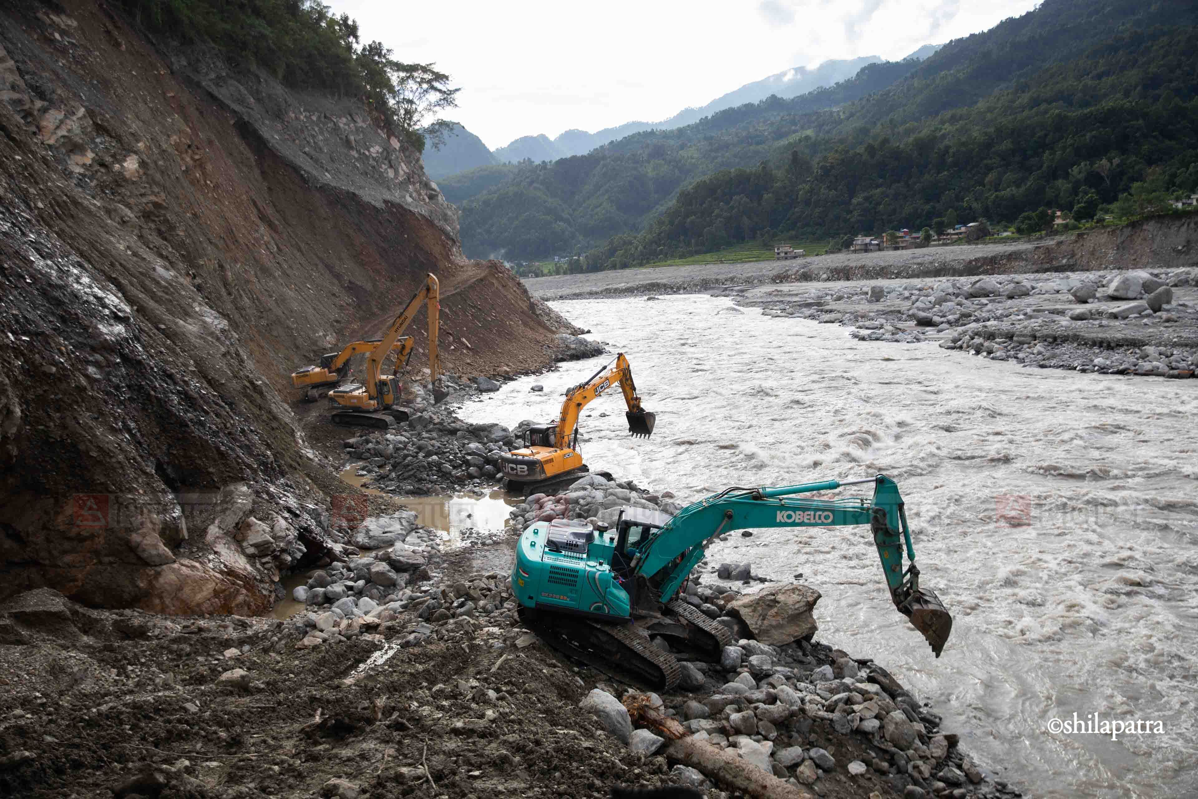 धमाधम खोलिँदै बेत्रावती जोड्ने अस्थायी ट्रयाक (तस्वीरहरू)
