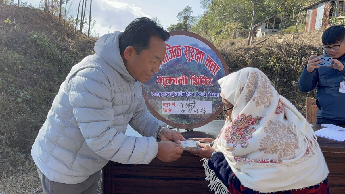 दुर्गम क्षेत्रका ज्येष्ठ नागरिकको घरदैलोमै भत्तासँगै न्यानो कपडा