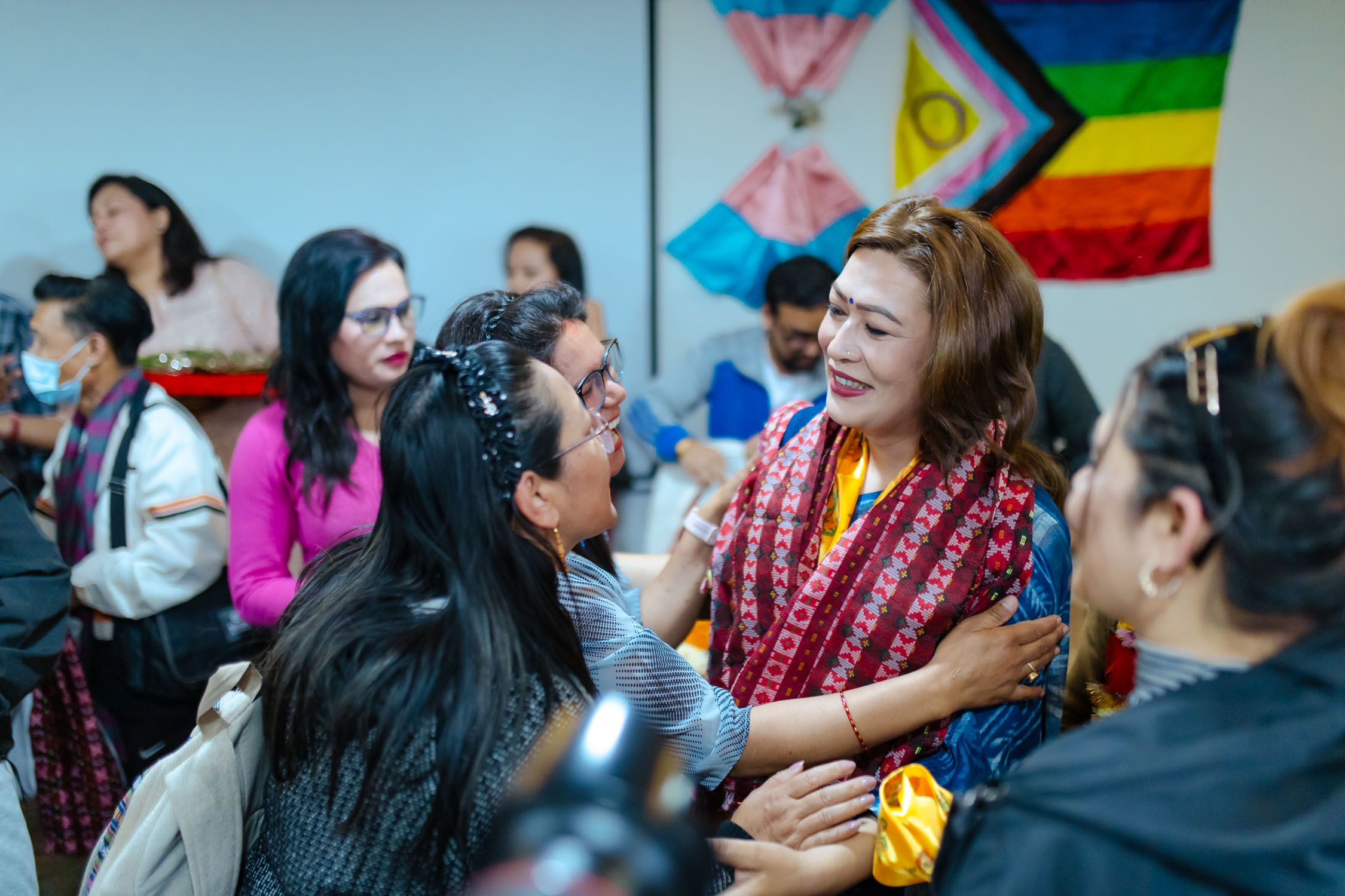 ट्रान्सजेन्डर महिलाको रूपमा पहिलोपटक सांसद बनेकी भूमिकालाई कलम उपहार [तस्वीरहरू]