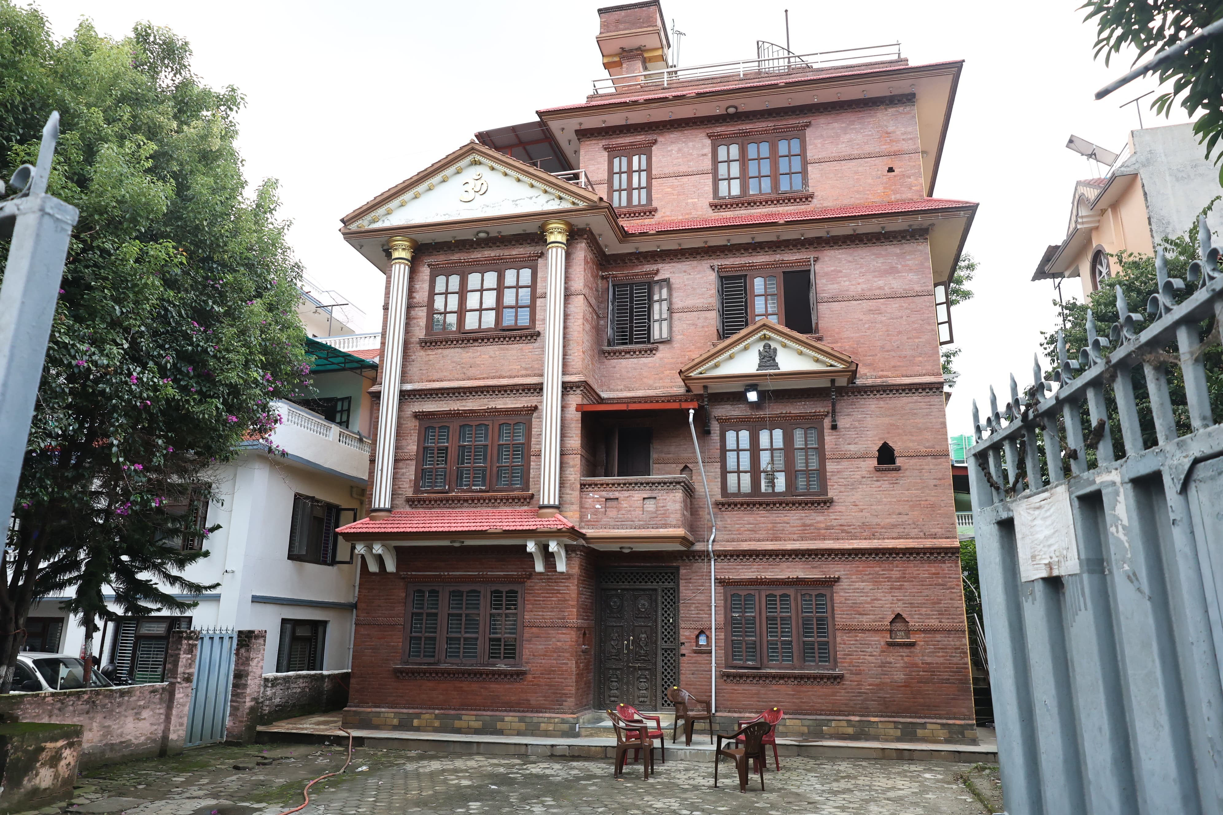विद्याको सम्पर्क कार्यालय बनाउन सिँगारिँदै छ मदन भण्डारीले चुनाव प्रचार गरेको घर (तस्वीरहरू)