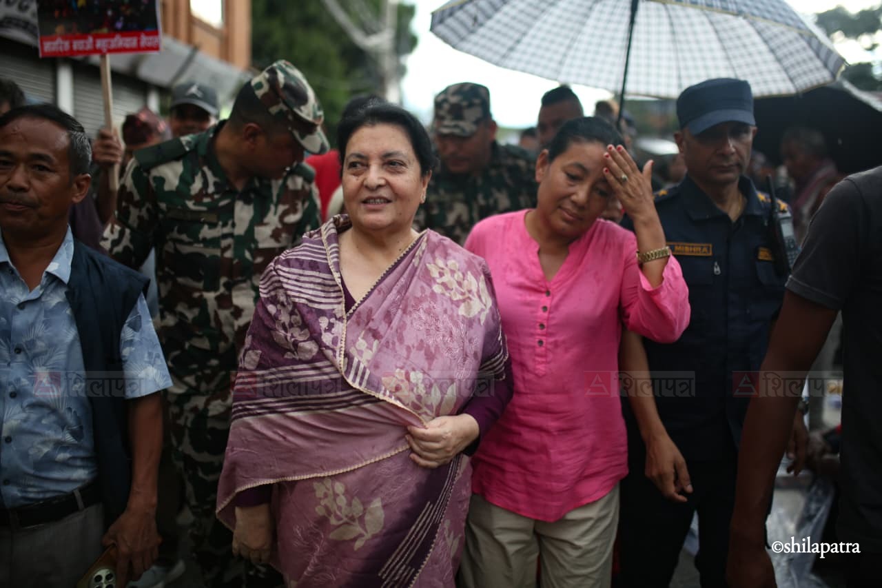 धर्नामा बसेका लघुवित्तपीडितलाई भेट्न पुगिन् पूर्वराष्ट्रपति भण्डारी (तस्वीरहरू)