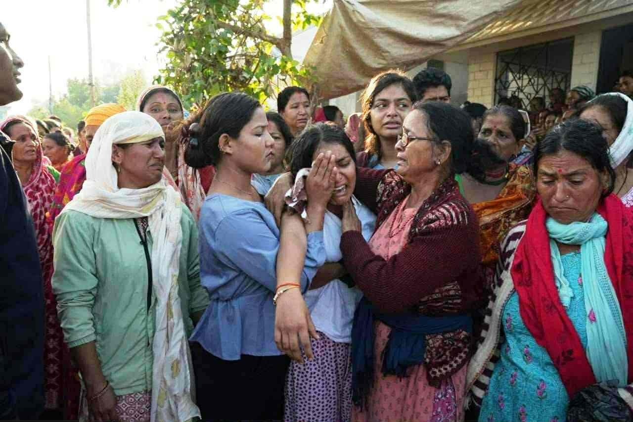 पुष्पाले रुँदै हात हल्लाएर दाइ विपिनलाई बिदा गरेको त्यो दिन