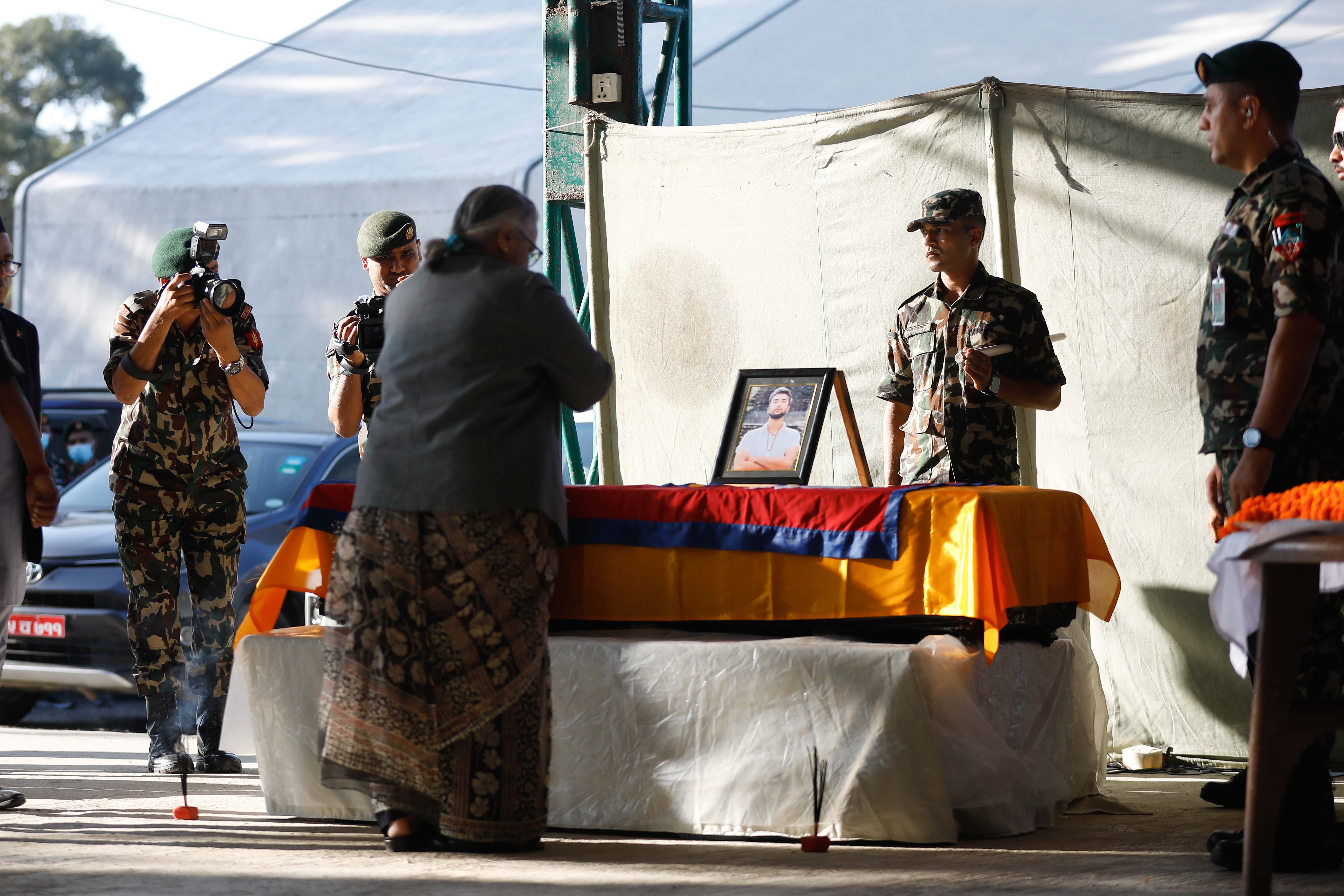 विपिनको शव काठमाडाैं ल्याइयो, विमानस्थलमै प्रधानमन्त्रीद्वारा श्रद्धाञ्जली