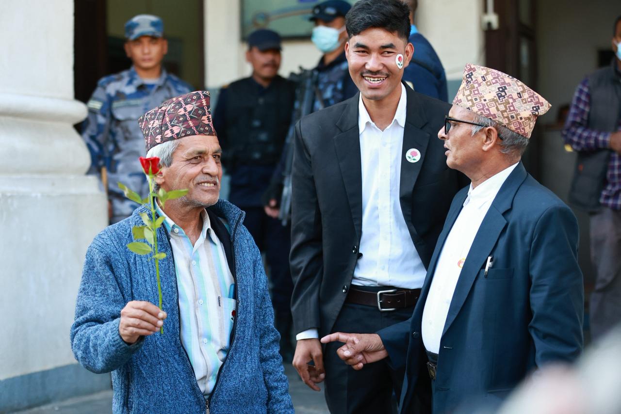 विप्लवले ब्युँताए 'युद्धकालीन माओवादी', चुनाव चिह्न गुलाफको फूल