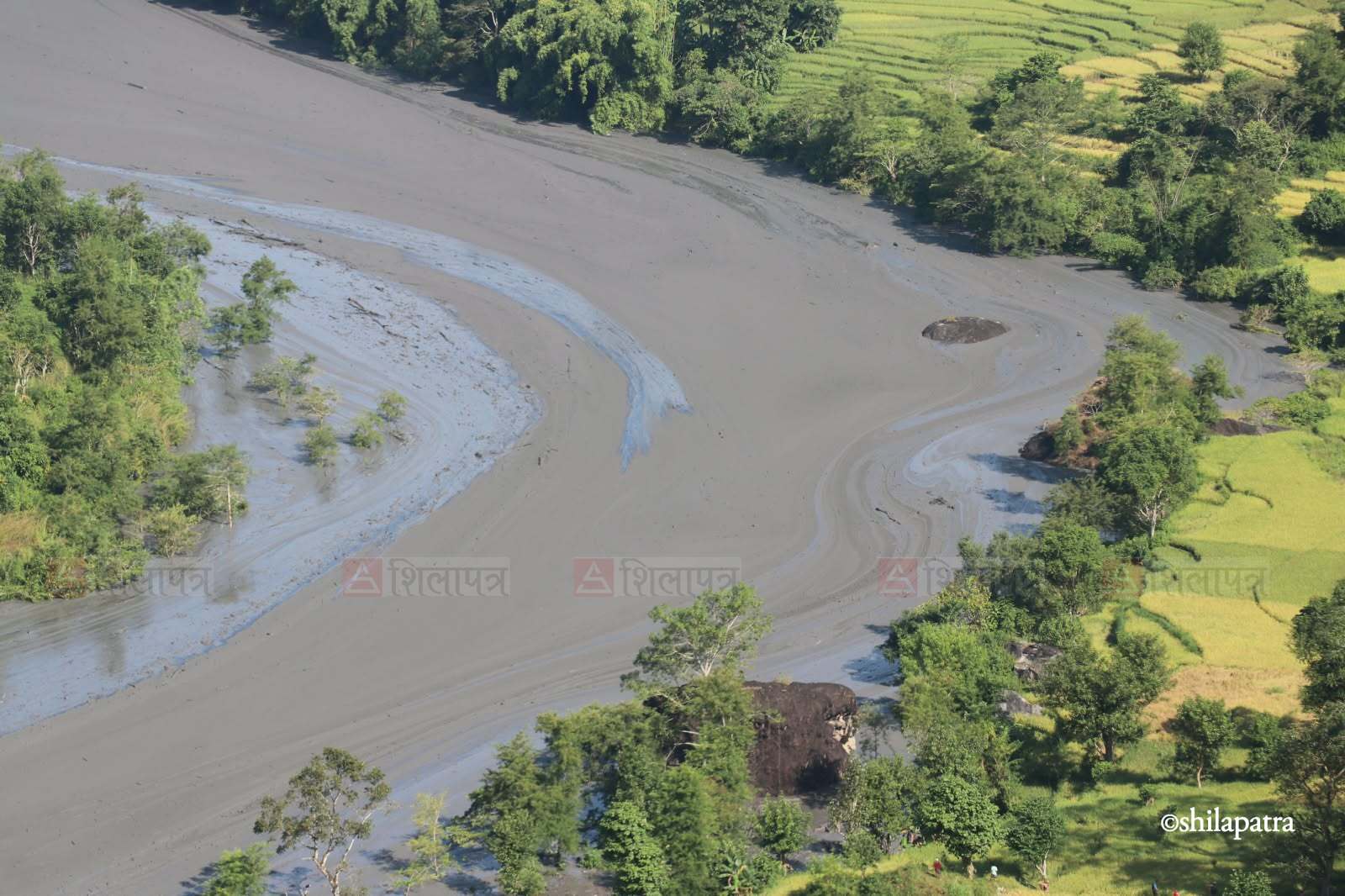 शान्त देखिने बूढीगण्डकीको बाढीले तटीय क्षेत्रमा पुर्‍याउँदै ठूलो क्षति (तस्वीरहरू)