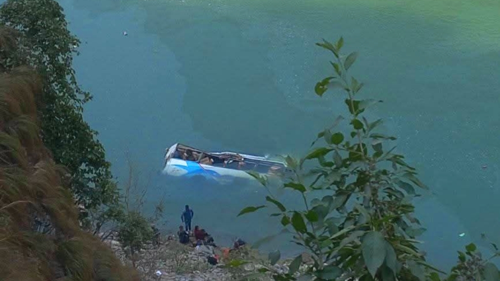ओखलढुंगा जाँदै गरेको बस तामाकोशी नदीमा खस्यो
