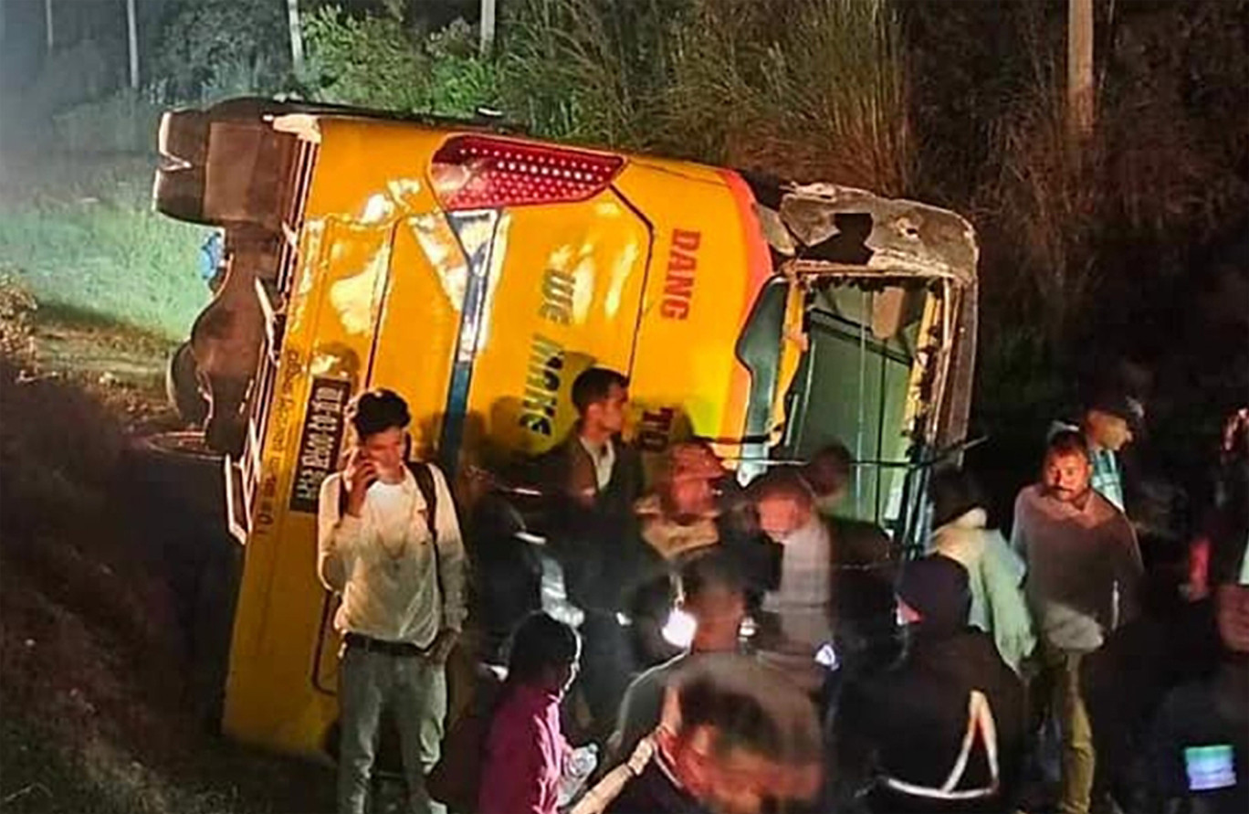 दाङबाट काठमाडौंका लागि छुटेको बस रुपन्देहीमा दुर्घटना, २० जना घाइते