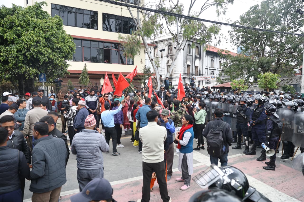 ओली पक्राउको विरोधमा आज पनि एमालेको प्रदर्शन (तस्वीरहरू)