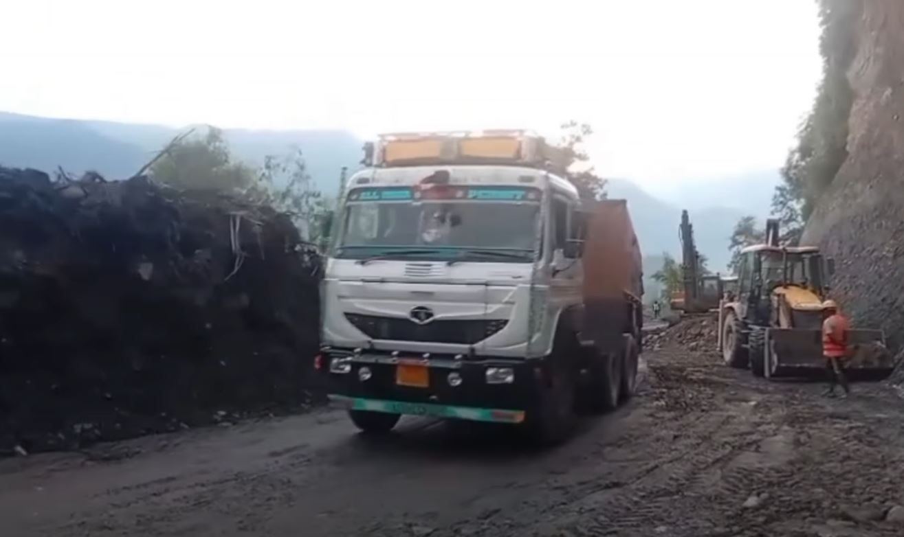कृष्णभीरमा अवरुद्ध सडक आंशिक रूपमा सञ्चालन, रोकिएका ग्यास बुलेट पास गराइयो