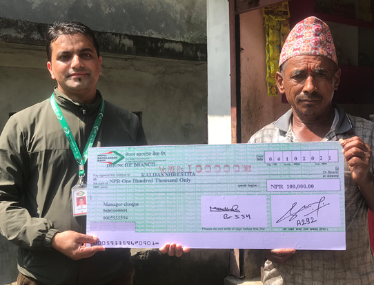 नेपाल बंगलादेश बैंकले दुर्घटनामा परेका ग्राहकको परिवारलाई दियो एक लाख