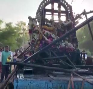 भारतमा रथमा करेन्ट लाग्दा दुई बालबालिकासहित ११ जनाको मृत्यु