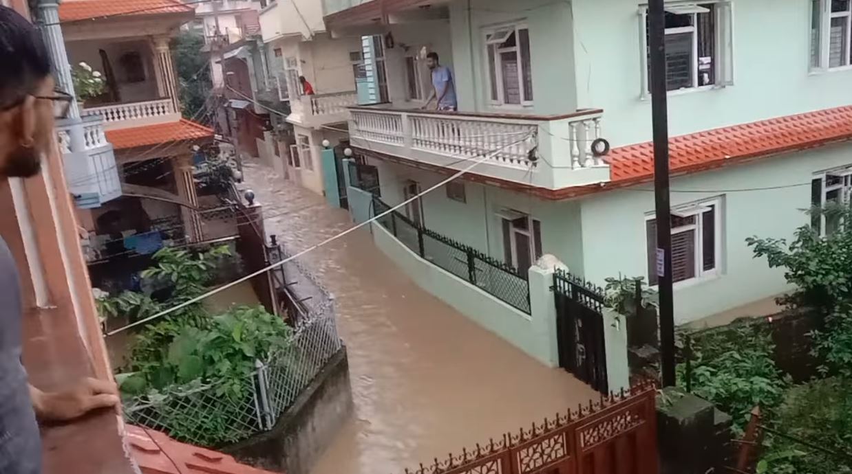 काठमाडाैं आसपास भारी वर्षा, दिउँसाे १ बजेसम्म उच्च सतर्कता अपनाउन चेतावनी
