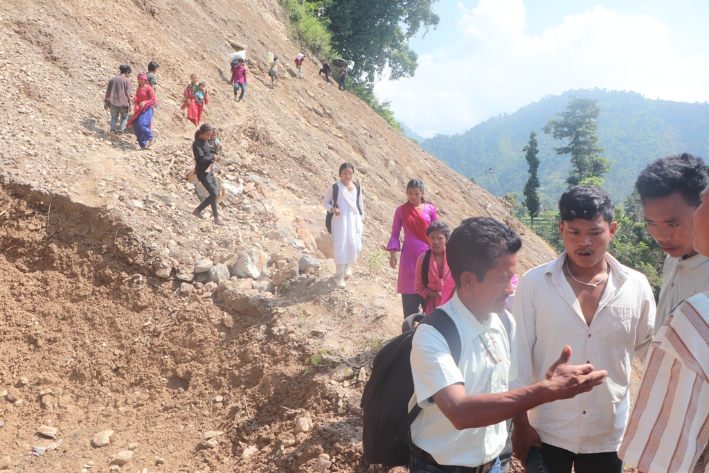पहिरोले चेपाङ मार्ग अवरुद्ध, जोखिम मोलेर यात्रा गर्दै स्थानीय
