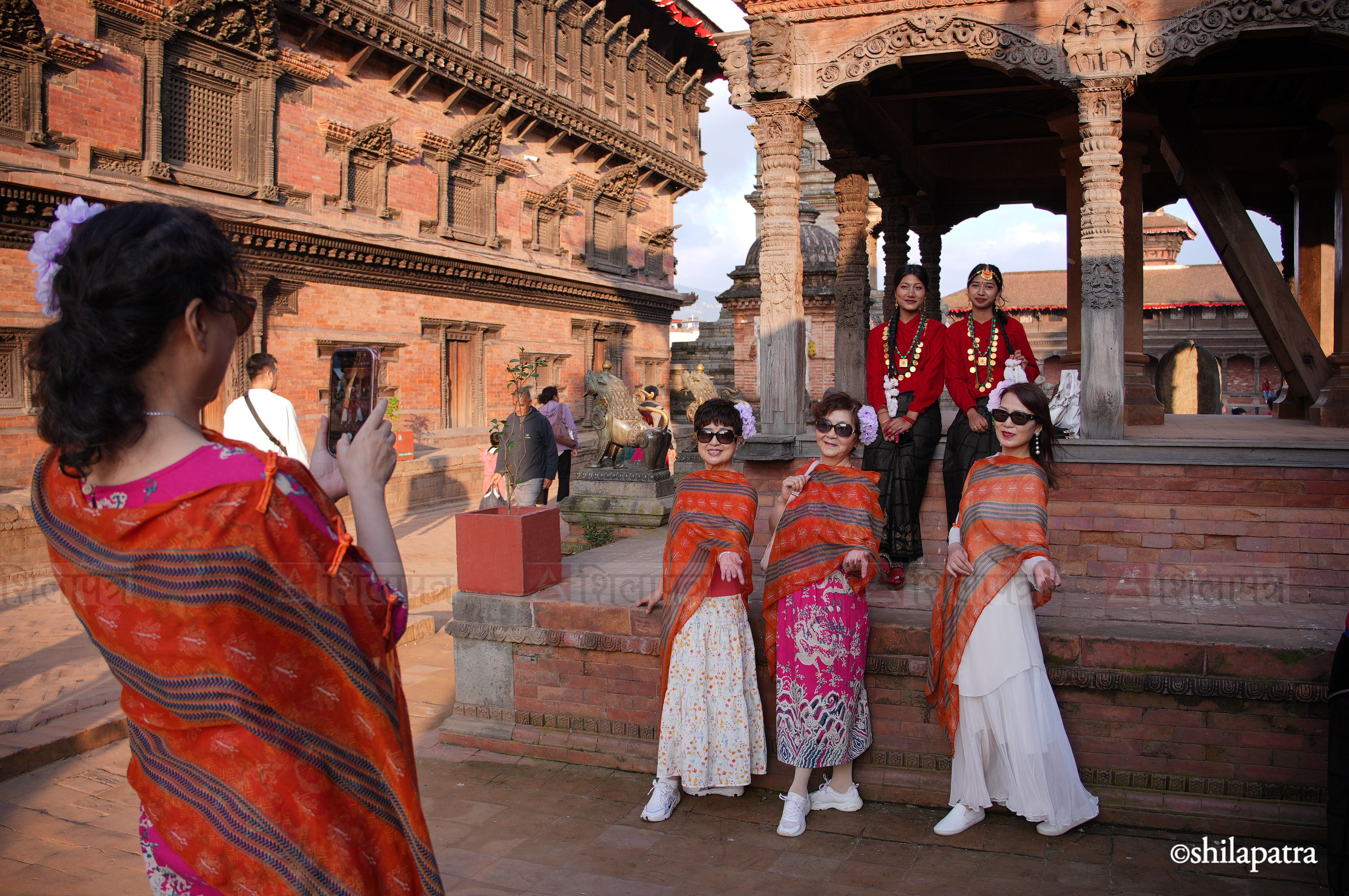 भक्तपुर दरबार स्क्वायरमा रमाउँदै चिनियाँ पर्यटक (तस्वीरहरू)