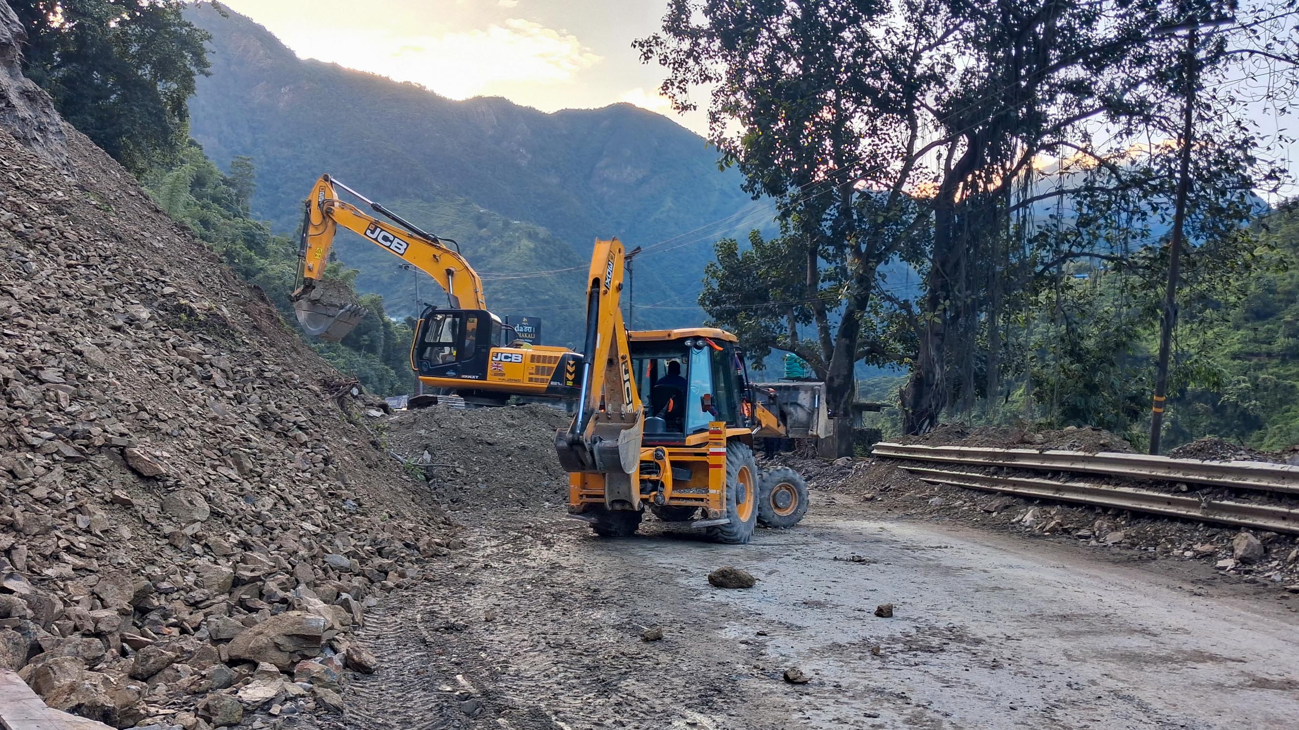 मुग्लिननजिकै पहिरो खस्दा पृथ्वी राजमार्ग एकतर्फी अवरुद्ध