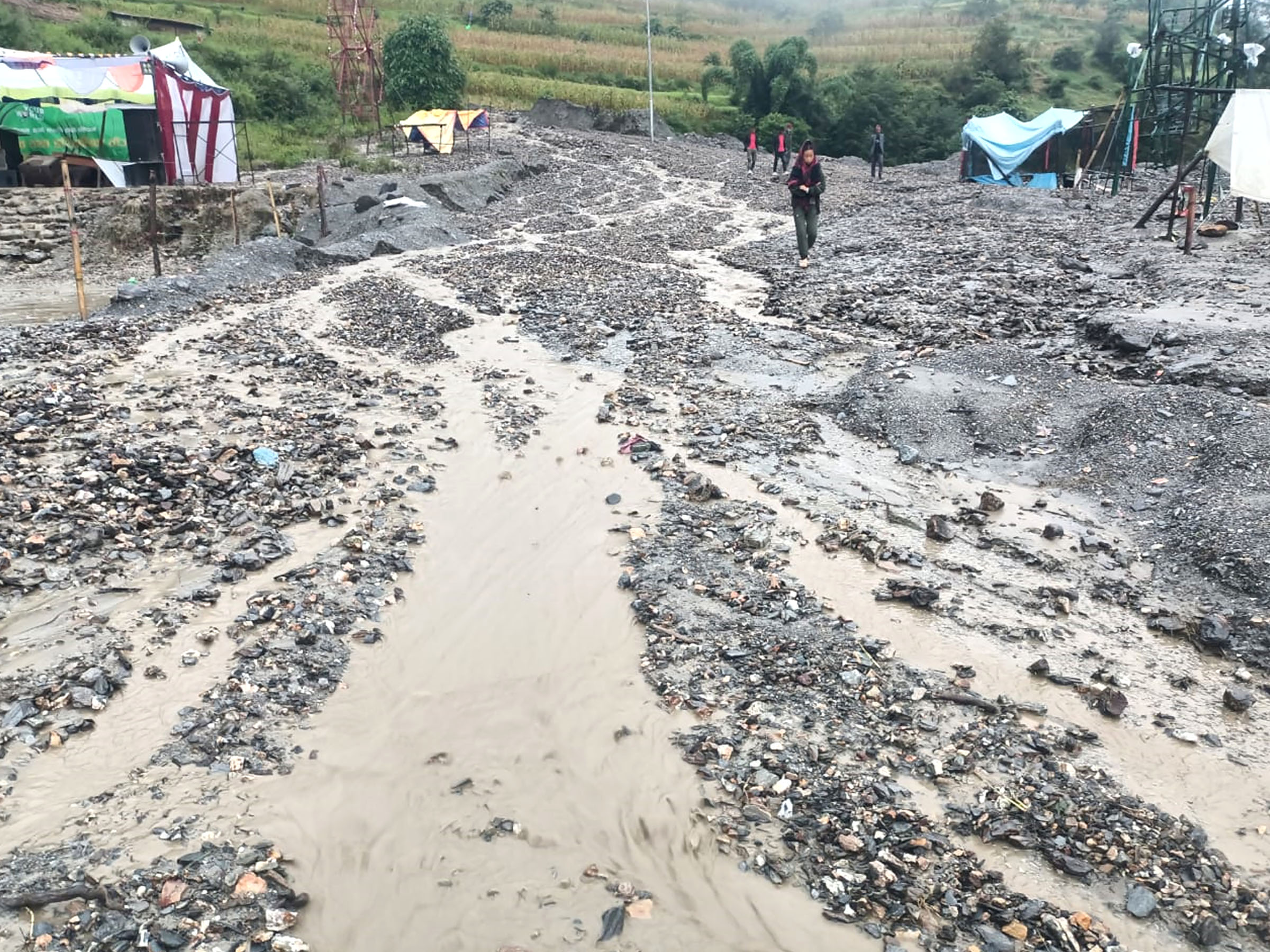 बाढीले मध्यपहाडी लोकमार्ग अवरुद्ध