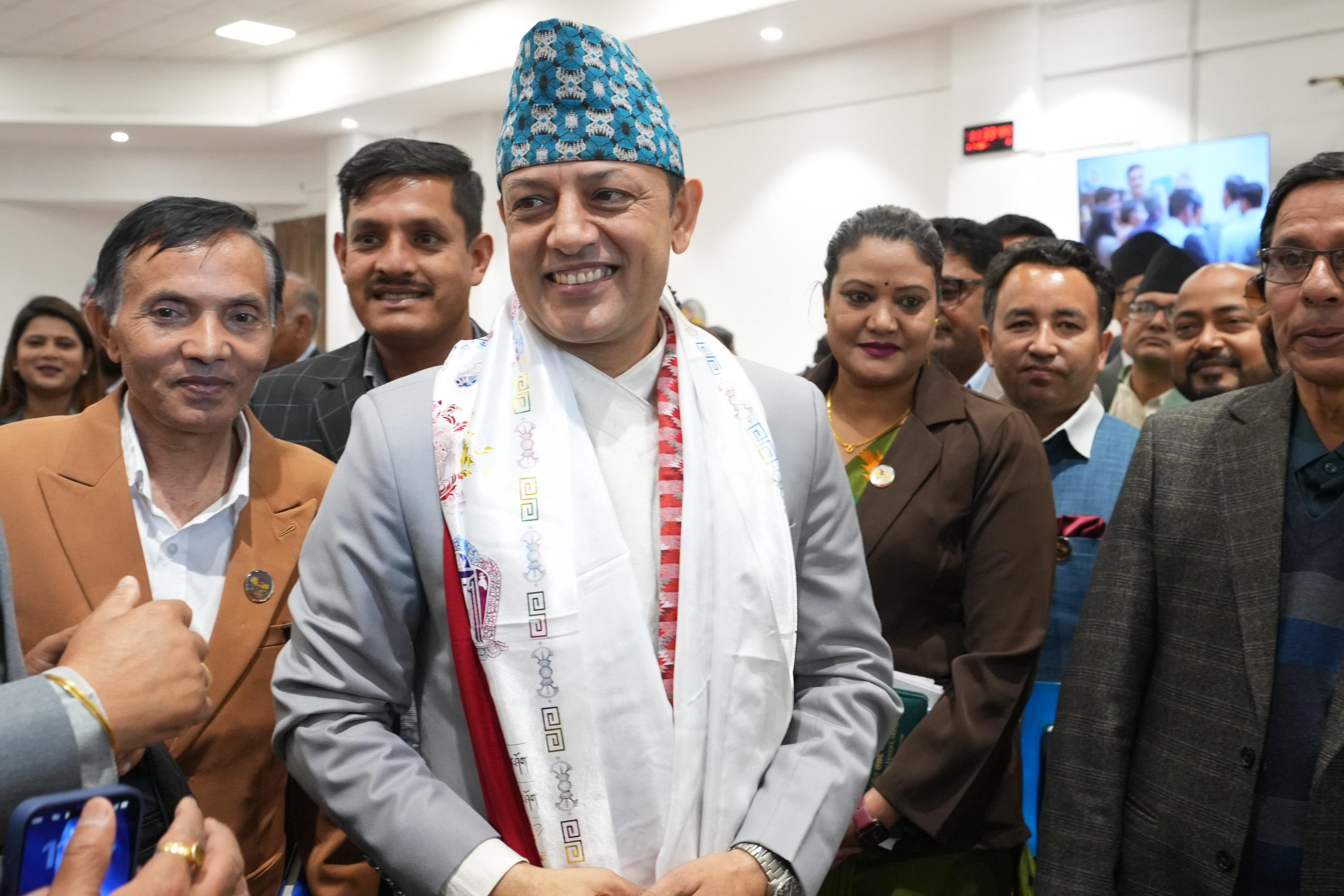 सभामुख निर्वाचित भएपछि डीपी अर्यालको मुस्कान [तस्वीरहरू]