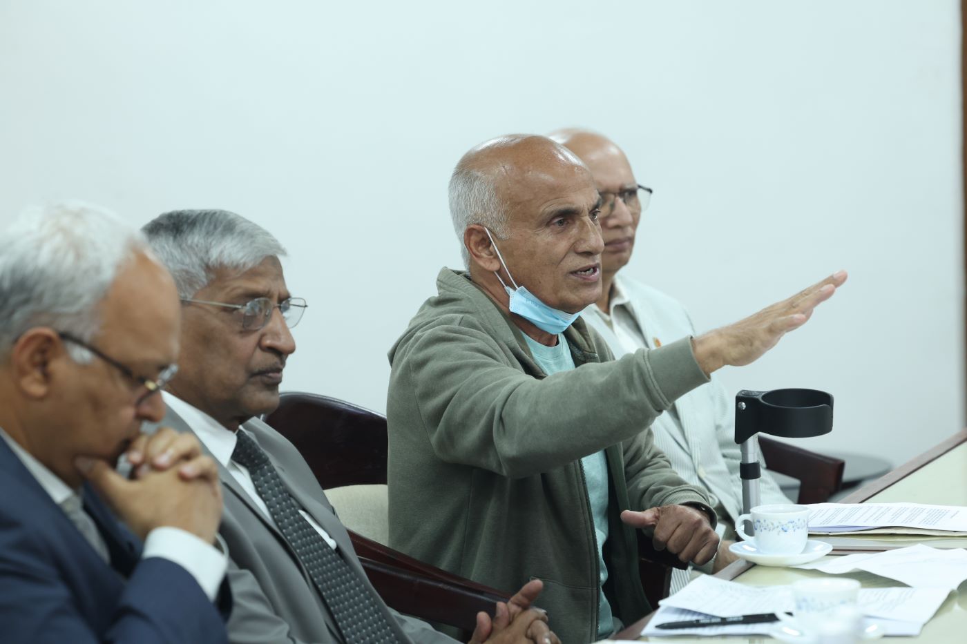 प्रधानमन्त्रीसँग डा‍. गोविन्द केसीको भेट, विगत सरकारका निर्णय उल्ट्याउन माग