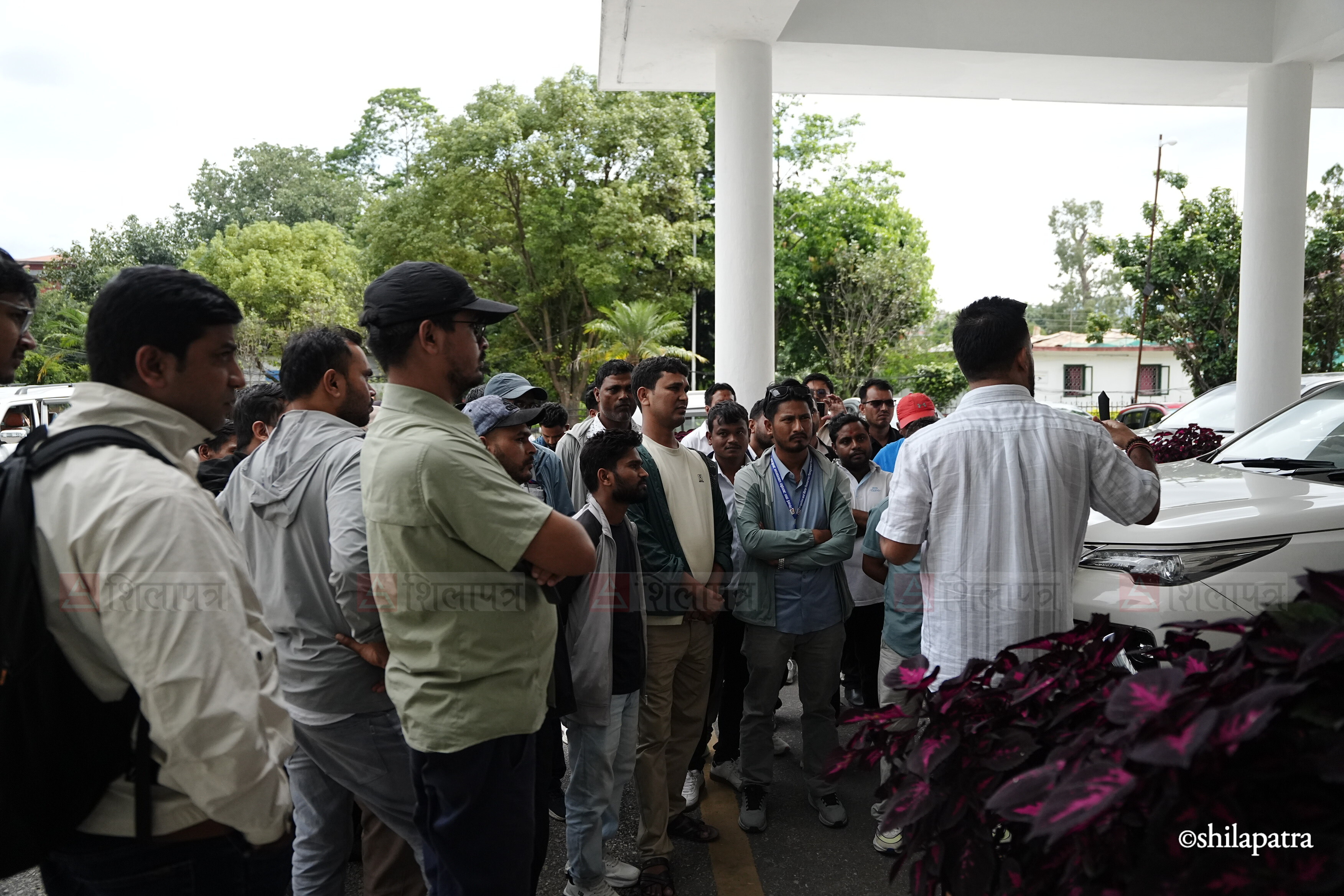 सिँचाइ विभागले दरबन्दी कटौति गरेपछि फाजिलमा राखिएका सब–इन्जिनियर आन्दोलित (तस्वीरहरू)