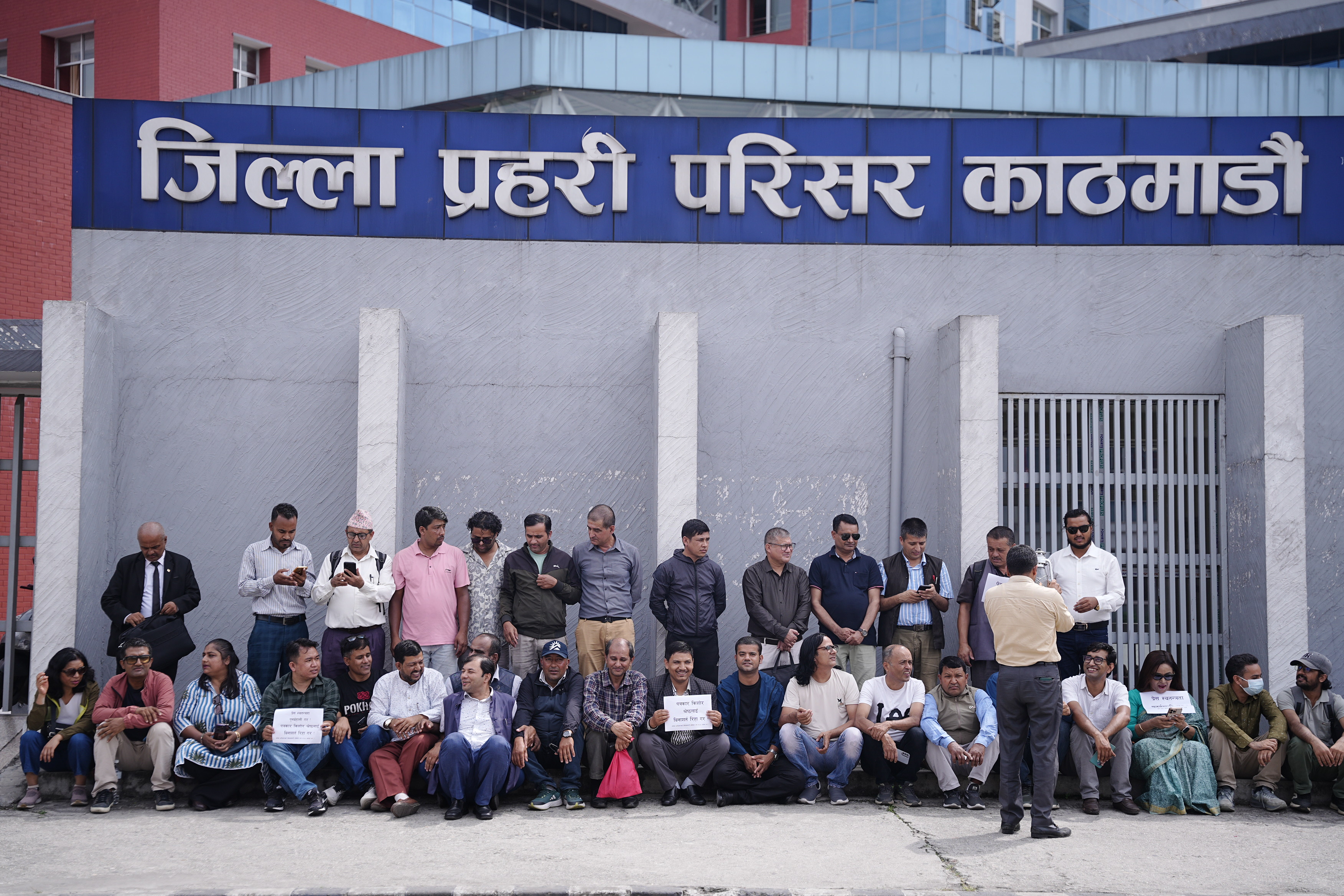 किशोर श्रेष्ठलाई रिहा गर्न माग गर्दै प्रहरी कार्यालयमै पत्रकारहरूको धर्ना [तस्वीरहरू]
