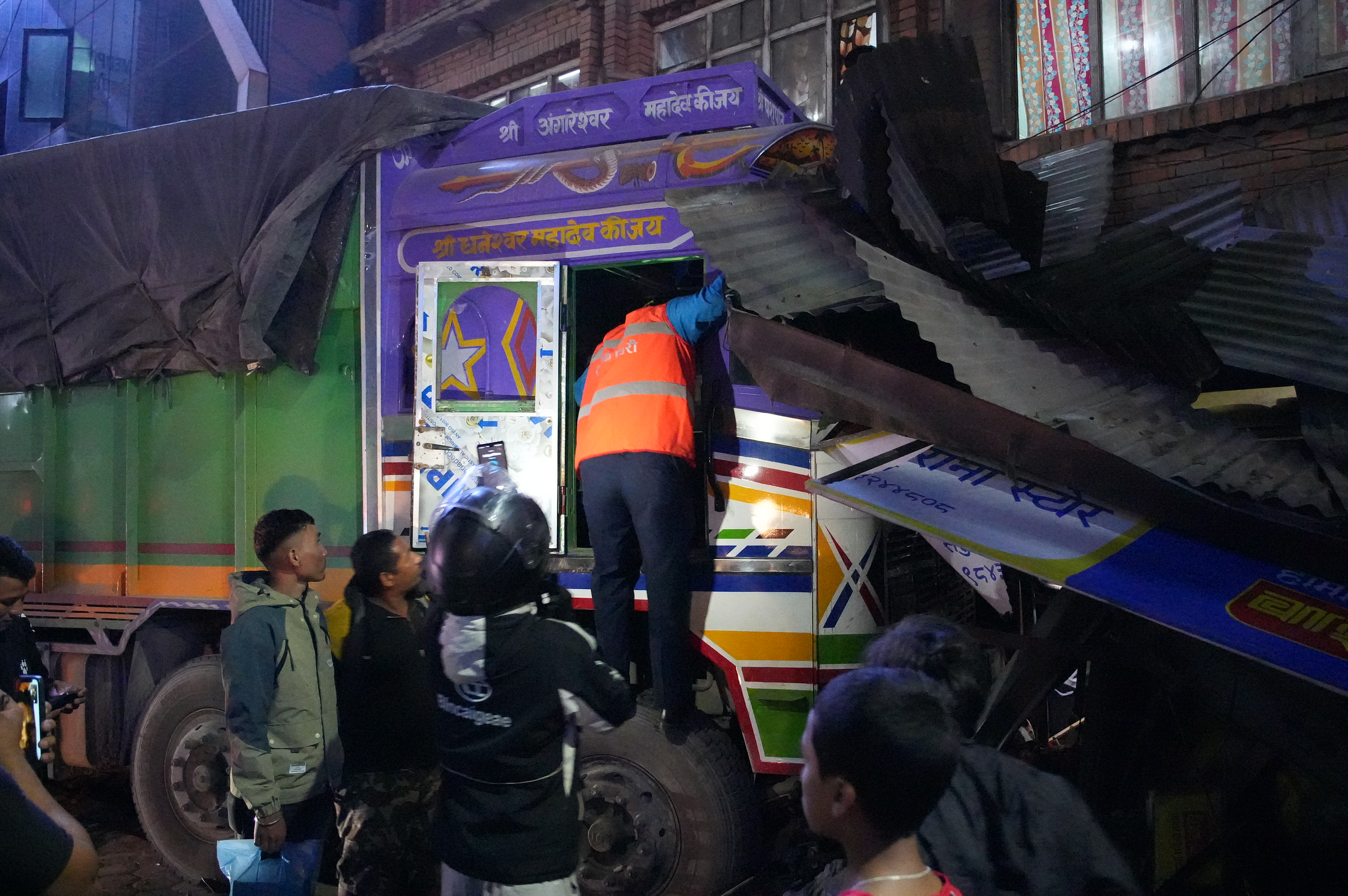 सतुंगलमा घरभित्र पस्यो मालबाहक ट्रक, तीन पसलमा क्षति