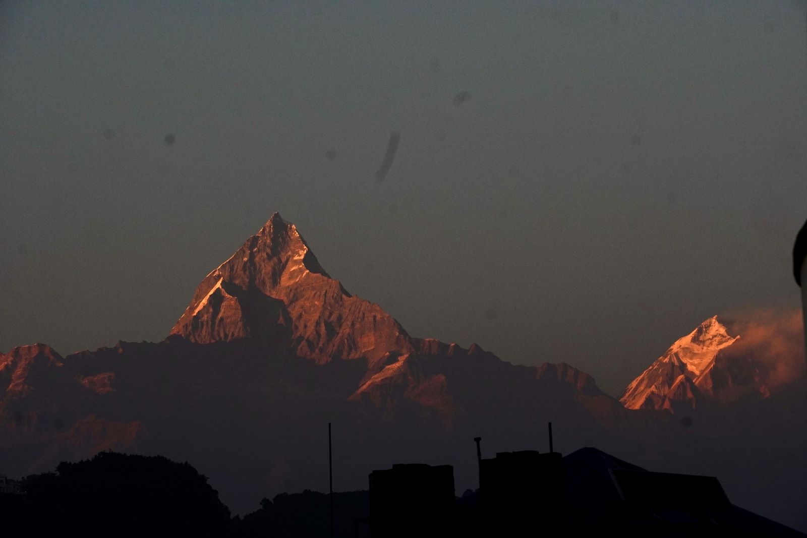 पोखराबाट साँझमा देखिएको नाङ्गो माछापुच्छ्रे (तस्वीरहरू) 