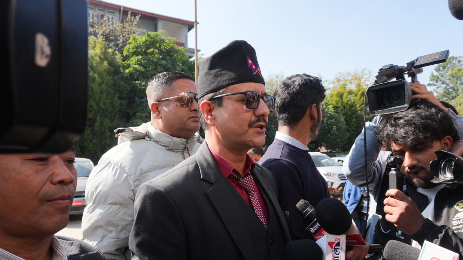 दुर्गा प्रसाईंको टोलीसँग वार्ता गर्दै सरकार, आएनन् प्रसाईं, पठाए प्रतिनिधि (तस्वीरहरू)