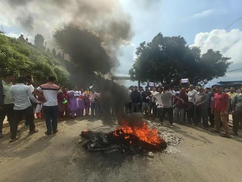 डडेल्धुरामा पनि जेन जीको प्रदर्शनः ओली र देउवाविरुद्ध नाराबाजी 