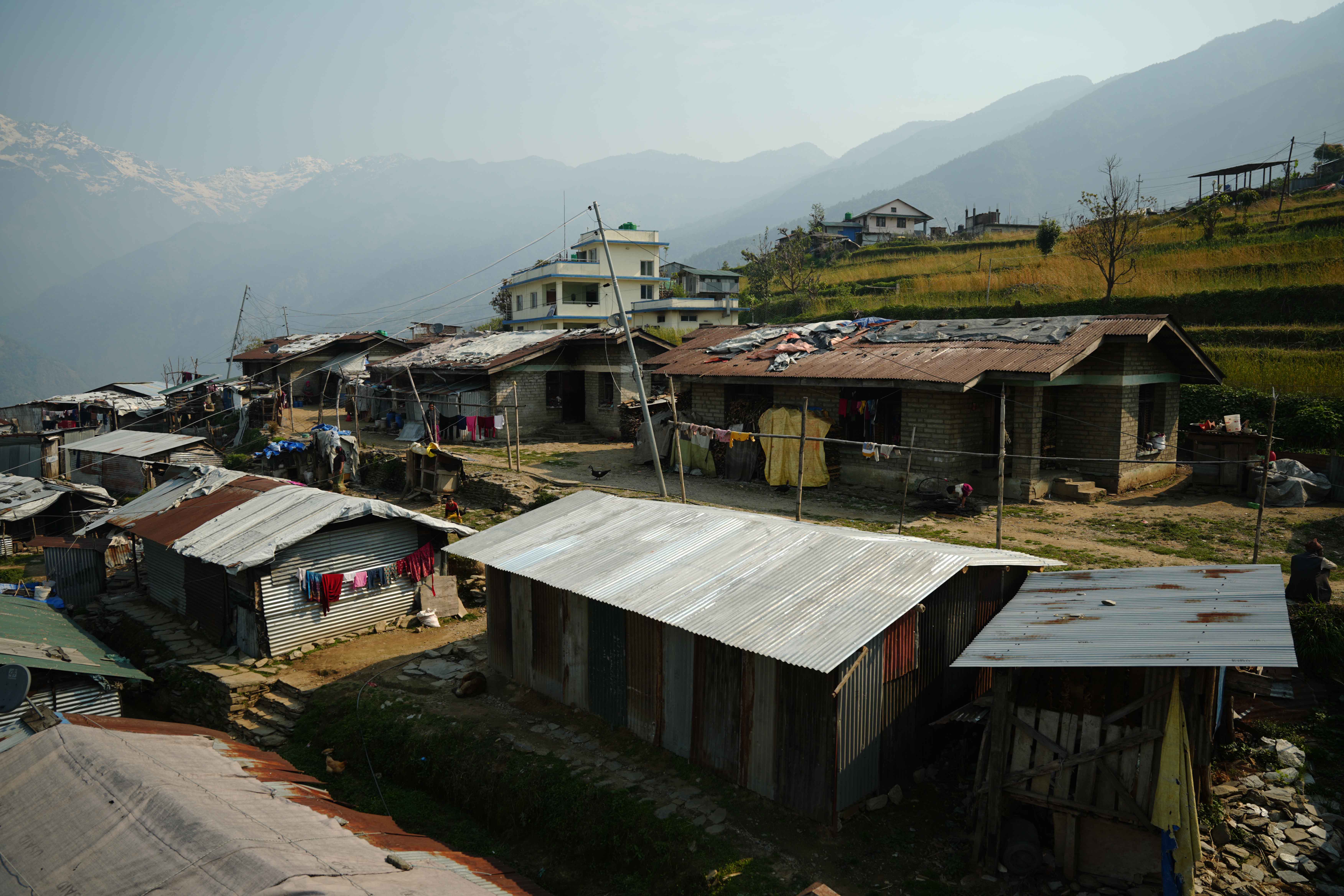 भूकम्प गएको ११ वर्ष पुग्यो, तर अझै पाउन सकेनन् दलितले व्यवस्थित घर (तस्वीरहरू)