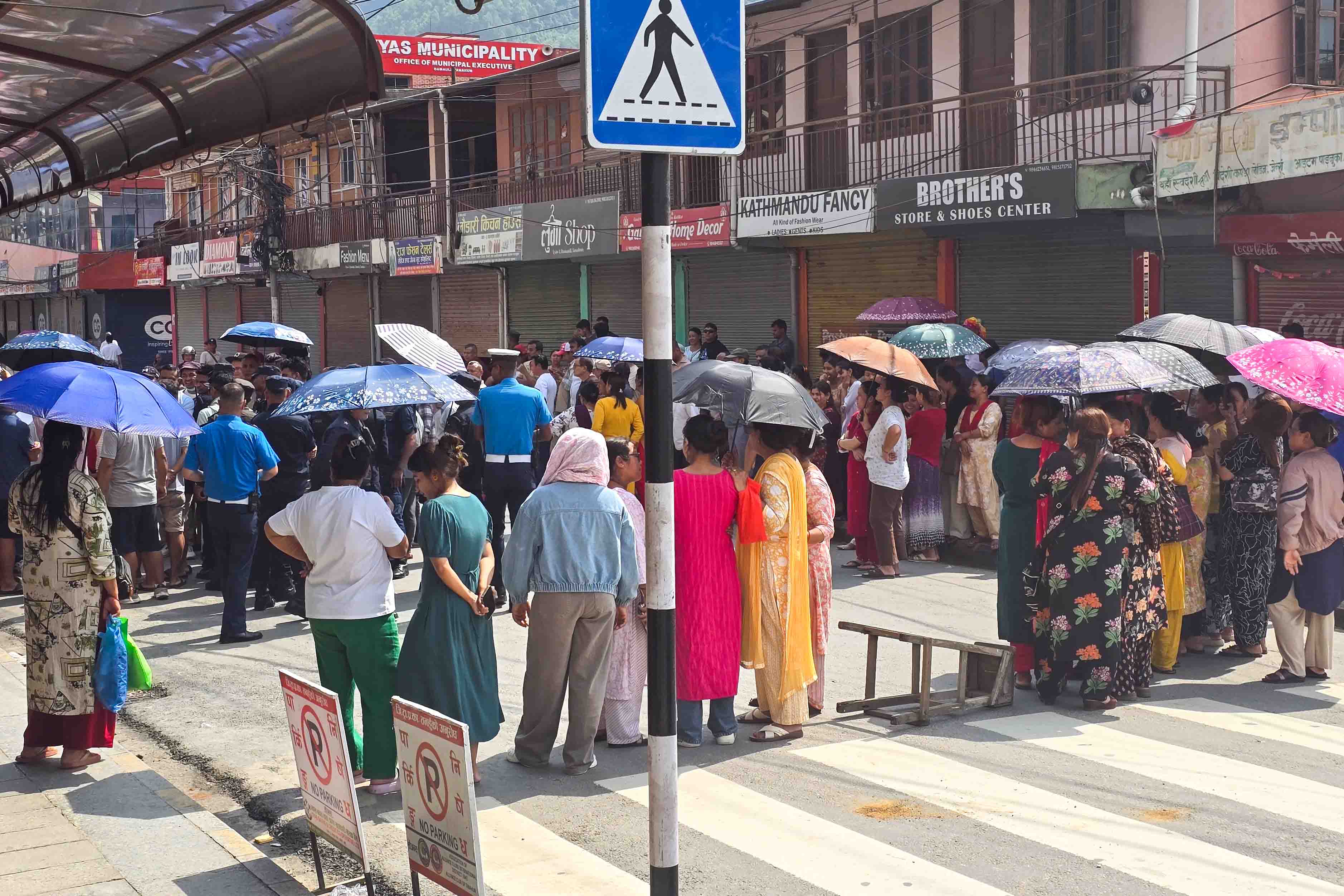 पार्किङ निषेधको विरोधमा तनहुँका व्यवसायीहरू तेस्रो दिन पनि आन्दोलनमा