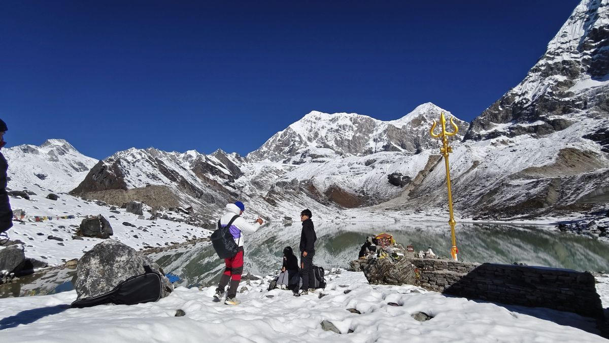 पर्यटकीयस्थल दूधकुण्ड पुग्ने क्रममा भिरको टुप्पोमा बाटो टुंगिँदा...