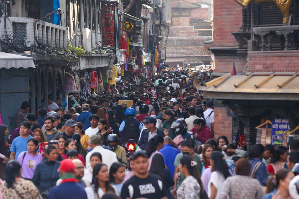 दसैँसँगै असन–इन्द्रचोक बजारमा बढ्यो चहलपहल, किनमेल गर्नेको भिड [तस्वीरहरू]