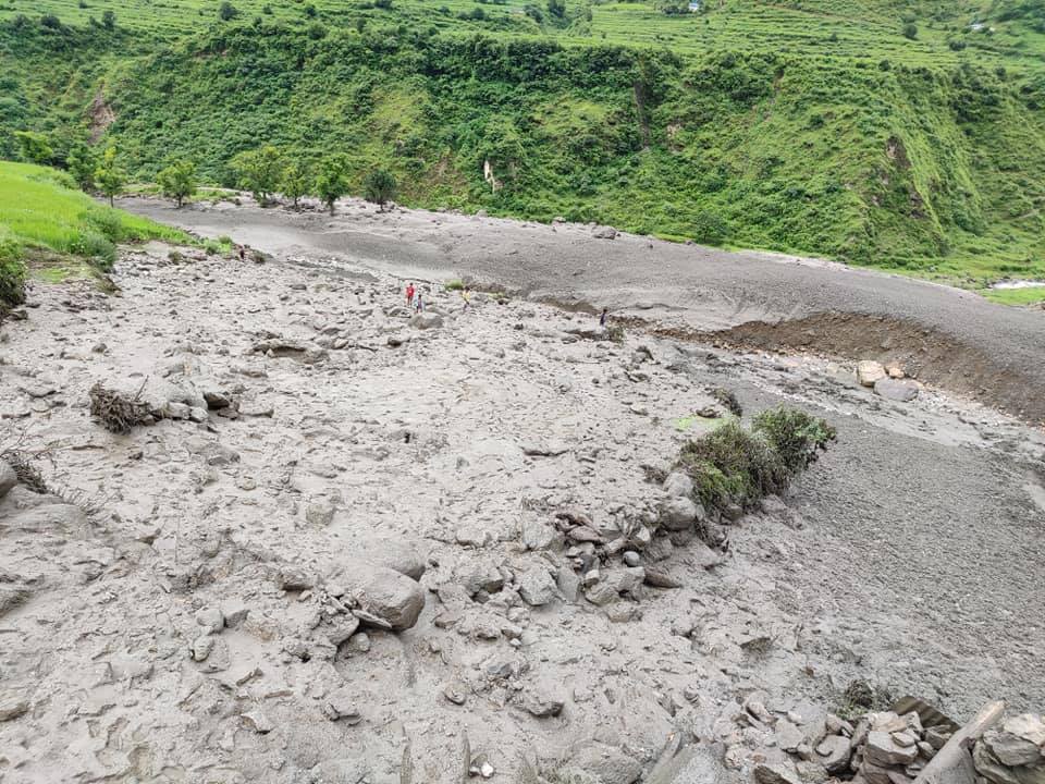 बाजुरामा पहिरोमा परी २ जनाको मृत्यु 