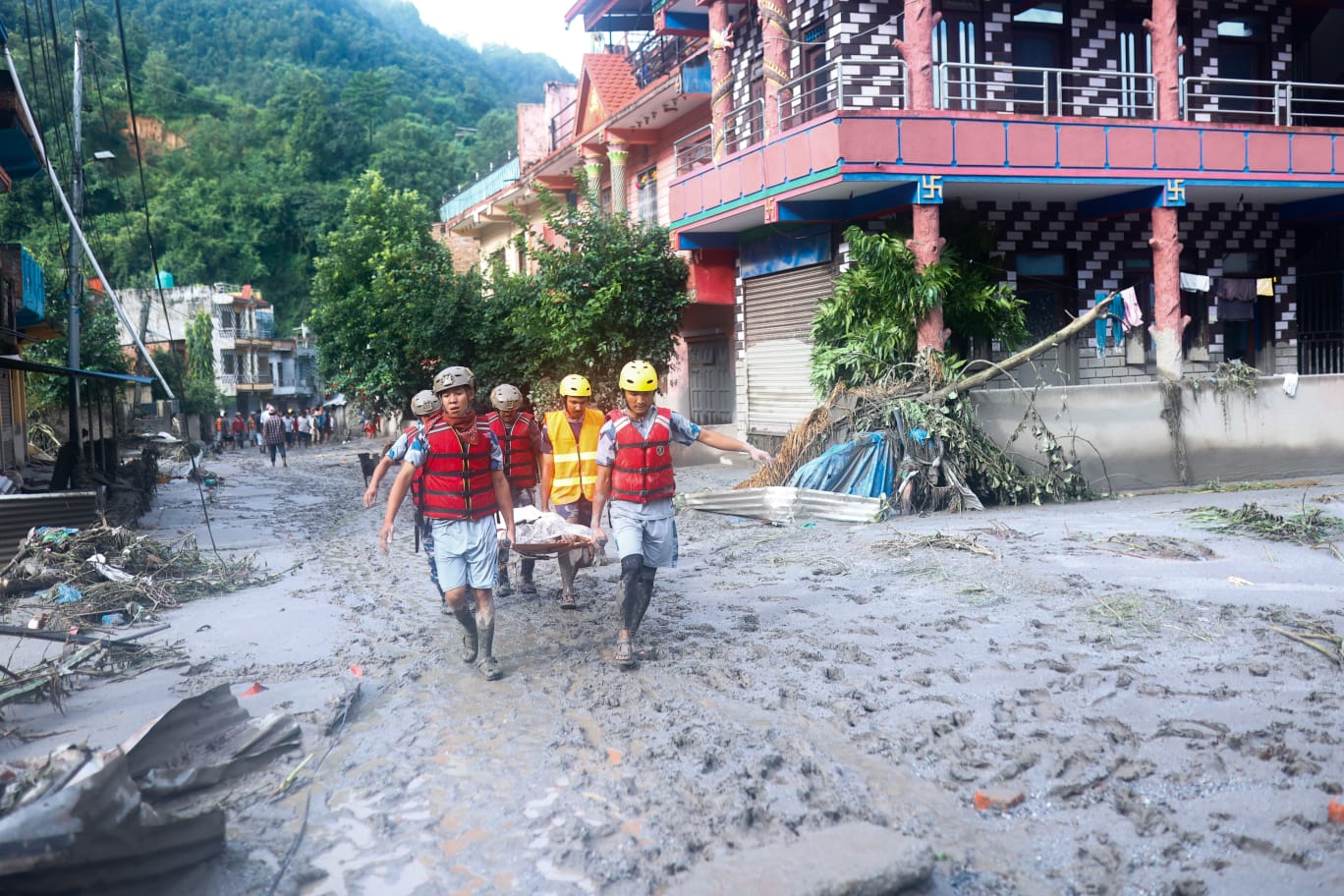 टिमुरेमा माटोमुनिबाट बालिका रोएको आवाज आएपछि एपीएफले गर्‍यो उद्धार